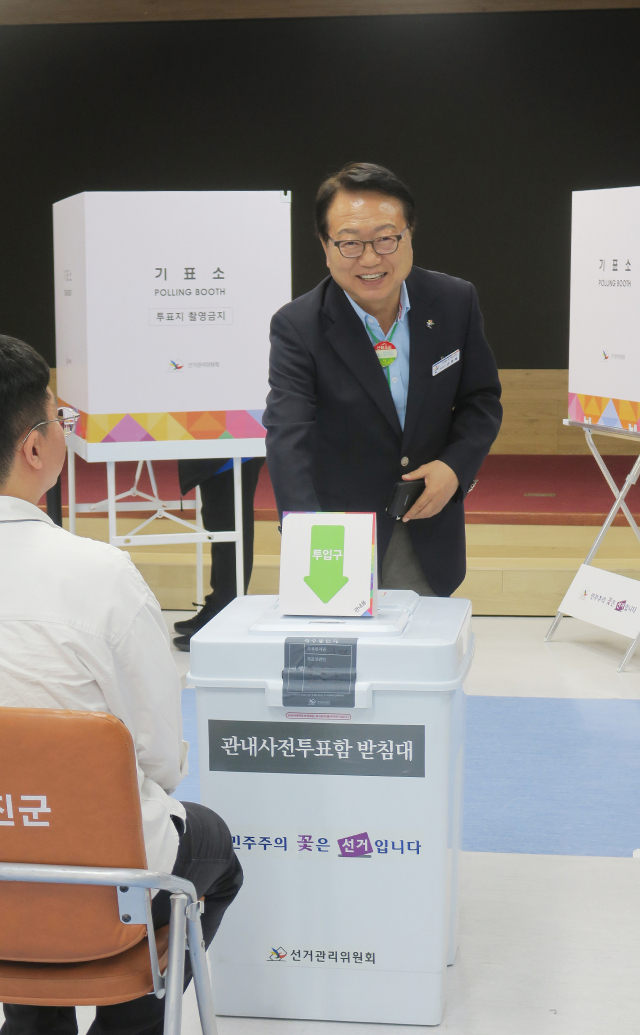 손병복 울진군수가 29일 사전투표를 하고 있다. 울진군 제공