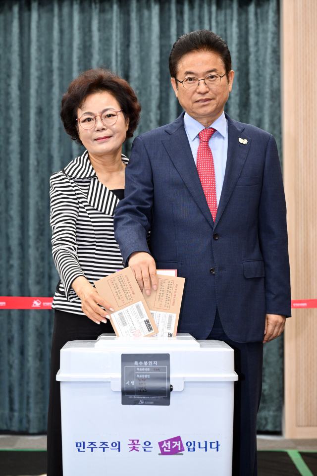 이철우 경북도지사는 제21대 대통령선거 사전투표 첫날인 29일 오전 부인 김재덕 여사와 함께 예천군 호명읍 사전투표소(경북개발공사)에서 투표를 했다. 경북도 제공.
