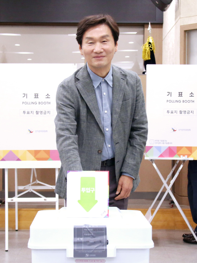 조현일 경산시장이 29일 대선 사전투표를 하면서 투표 독려를 호소했다. 경산시 제공