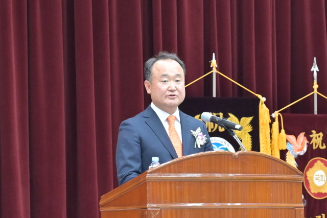 학교법인 협성교육재단은 지난 28일 설립 70주년을 맞아 뜻깊은 기념식을 개최했다. 이날 행사에서 신철원 이사장이 기념사를 하고 있다. 협성교육재단 제공