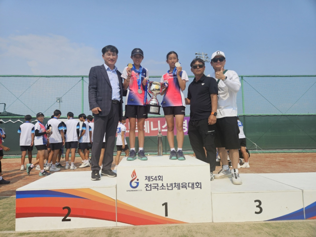 이영록봉화교육장(왼쪽 첫번째)이 금메달과 은메달을 차지한 권현(왼쪽에서 두번째)·김해나(왼쪽에서 세번째) 선수와 기념 사진을 촬영했다. 봉화교육지원청 제공