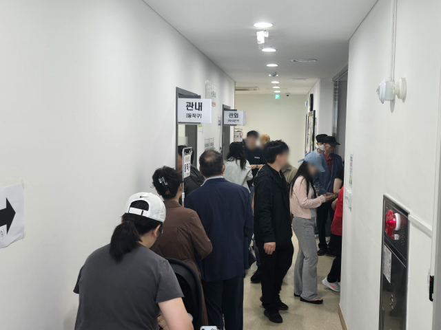 29일 찾은 노량진1동주민센터가 사전 투표를 하러 온 유권자들로 북적이고 있다. 박성현 기자