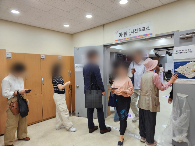 29일 오전 10시 서울 마포구 아현동주민센터. 유권자들이 사전 투표를 하기 위해 순서를 기다리고 있다. 배주현 기자