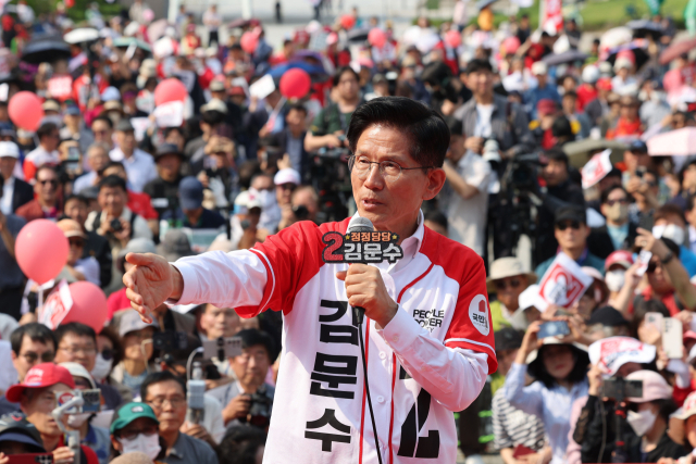 국민의힘 김문수 대선 후보가 29일 경기 안산시 안산문화광장에서 시민들에게 지지를 호소하고 있다. 연합뉴스