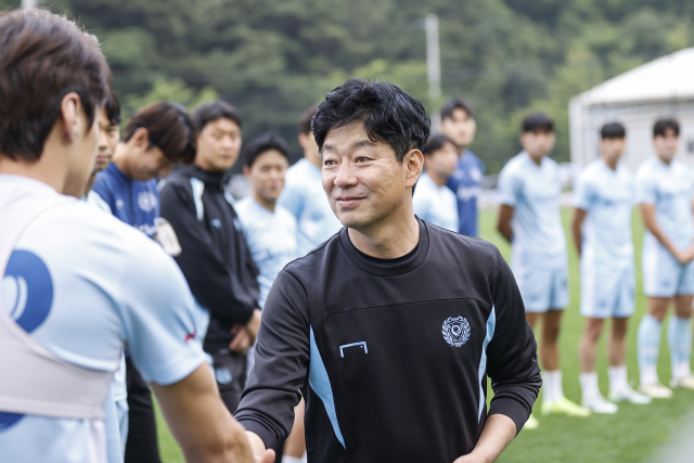 29일 대구FC 스카이포레스트에서 대구FC 선수들과 인사를 하는 김병수 감독. 대구FC 제공