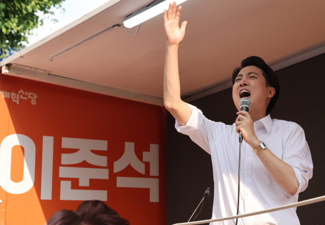 개혁신당 이준석 대선 후보가 제21대 대통령선거 사전투표 첫날인 29일 서울 성북구 안암역 인근에서 열린 유세에서 지지를 호소하고 있다. 연합뉴스