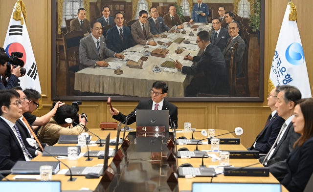 기준금리 7개월 만에 1%p 인하…가계대출 이자 부담 경감