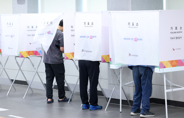 사전투표 첫날인 29일 부산 연제구청에 마련된 사전투표소에서 유권자들이 소중한 한표를 행사하고 있다. 연합뉴스