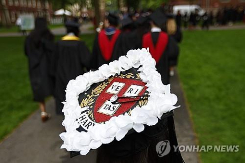 하얀 꽃으로 장식된 학사모를 쓴 하버드 졸업생. 케임브리지 EPA=연합뉴스