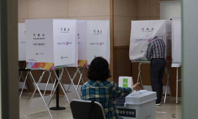 제21대 대통령 선거 사전투표 둘째 날인 30일 서울 강남구 대치2동주민센터에 마련된 사전투표소에서 유권자들이 소중한 한표를 행사하고 있다. 연합뉴스