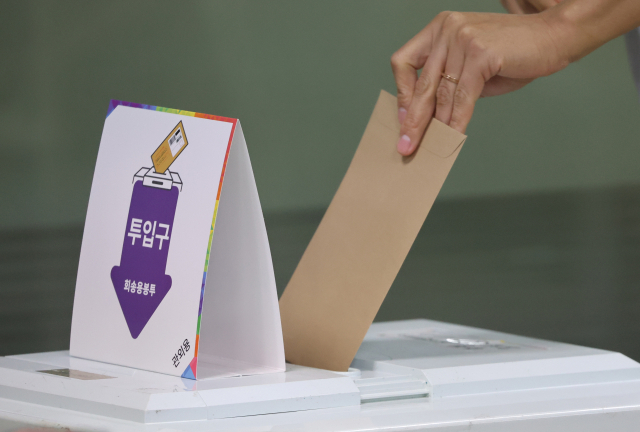 제21대 대통령 선거 사전투표 둘째 날인 30일 부산 수영 동원로얄듀크 101동 지하 휘트니스센터에 마련된 사전투표소에서 유권자들이 소중한 한표를 행사하고 있다. 연합뉴스
