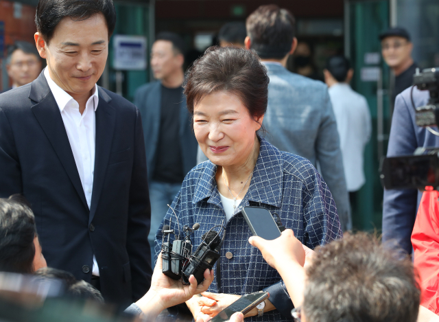 박근혜 전 대통령이 제21대 대통령선거 사전투표 첫날인 29일 대구 달성군 유가읍행정복지센터에 마련된 사전투표소에서 투표 후 취재진의 질문에 답하고 있다. 연합뉴스