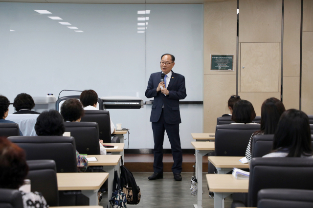 이재용 영남이공대 총장이 성인학습자들과 간담회를 통해 소통을 이어가고 있다. 영남이공대 제공