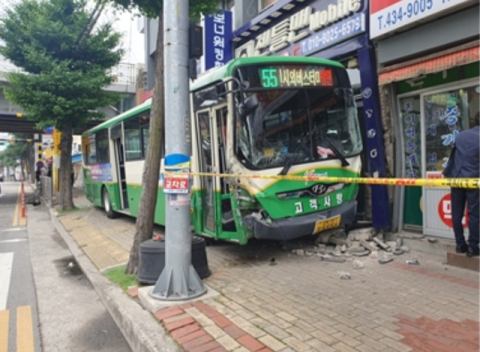 김천에서 시내버스와 코란도 추돌해 5명 부상