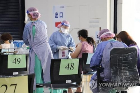 지난 2021년 당시 백신 접종 후 주의사항 듣는 대만 시민. 연합뉴스