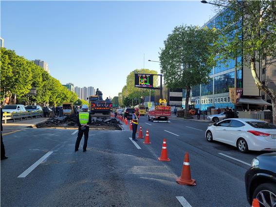 지난 5월 30일 서울 강동구에서 땅 꺼짐(싱크홀) 현상이 발생해 도로 일부가 통제 중이다. 서울시 등에 따르면 이날 오후 3시 25분께 강동구 길동사거리에 가로 2.5ｍ, 세로 3.0ｍ, 깊이 1.2ｍ의 싱크홀이 발생했다. 사진은 길동사거리 지반침하 현장. 연합뉴스