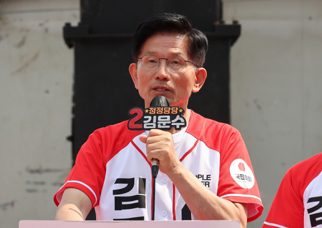 국민의힘 김문수 대선 후보가 30일 충북 충주시 젊음의 거리에서 열린 유세에서 일자리 중심 성장을 핵심 비전으로 한 경제 정책 