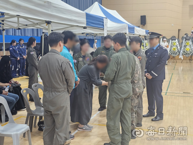 눈물바다 된 순직 장병 합동분향식 