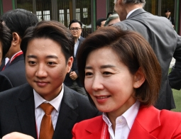 개혁신당 이준석 대선 후보, 국민의힘 나경원 공동선대위원장이 21일 서울 신라호텔에서 열린 제16회 조선일보 아시안리더십콘퍼런스(ALC)에서 기념 촬영하고 있다. 연합뉴스