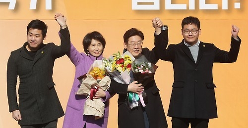지난 2017년 1월 23일 당시 이재명 경기 성남시장(왼쪽에서 3번째)이 성남시 중원구 오리엔트 시계공장에서 대선 출마 선언을 하며 가족들과 함께 지지자들에게 인사하고 있다. 기사 이해를 돕기 위한 자료사진. 연합뉴스