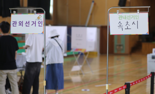 21대 대통령 선거 사전투표 둘째 날인 30일 강원 속초시 청학동 속초초등학교 체육관에 마련된 사전투표소에서 유권자들이 투표용지를 배부받고 있다. 연합뉴스