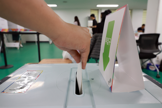 21대 대통령 선거 사전투표 둘째날인 30일 서울 관악구 낙성대동주민센터에 마련된 낙성대동사전투표소에서 유권자가 투표하고 있다. 연합뉴스