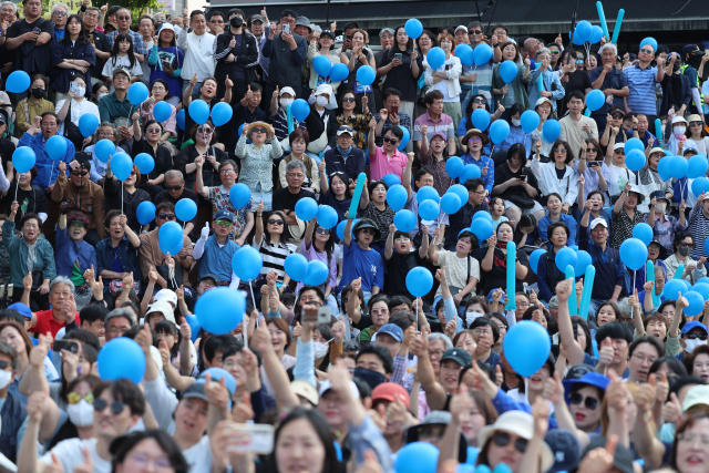 30일 더불어민주당 이재명 대선 후보의 유세가 열린 강원도 원주시 반곡동 원주행복마당에서 지지자들이 이 후보의 연설을 듣고 있다. 연합뉴스