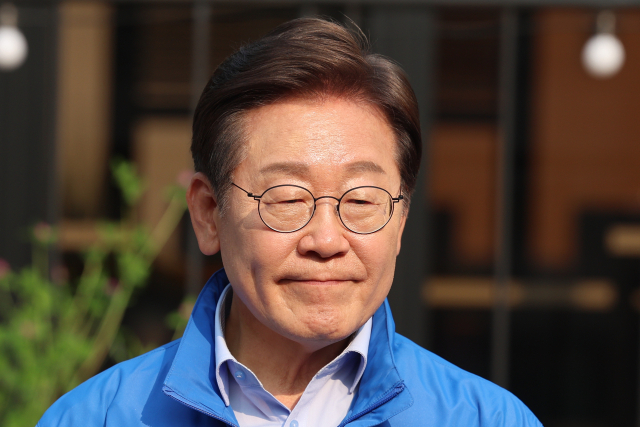 더불어민주당 이재명 대선 후보가 30일 강원도 원주시 반곡동 원주행복마당에에서 유세를 마친 뒤 취재진의 질문을 받고 있다. 연합뉴스