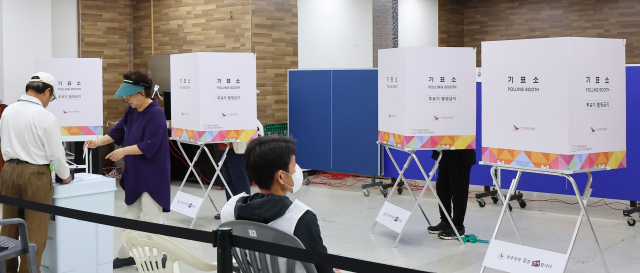 21대 대통령선거 사전투표 이틀째인 30일 인천 부평구청에 마련된 투표소에서 유권자들이 투표하고 있다. 사진은 기사내용과 관련 없음. 연합뉴스