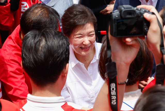 박근혜 전 대통령이 31일 대구 중구 서문시장을 방문해 시민들과 인사하고 있다. 김영진 기자 kyjmaeil@imaeil.com