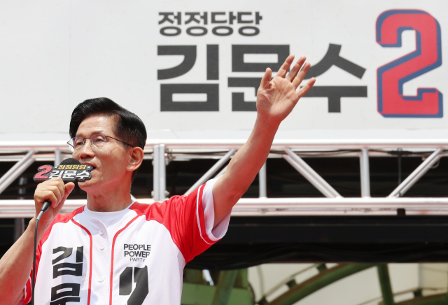 국민의힘 김문수 대선 후보가 31일 강원 속초시 관광수산시장에서 열린 속초시·인제군·고성군·양양군 합동유세에서 지지를 호소하고 있다. 연합뉴스