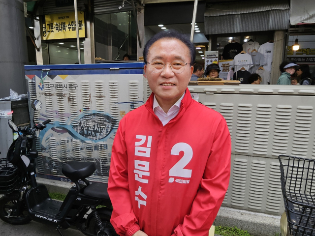 31일 대구 서문시장을 찾은 윤재옥 국민의힘 총괄선거대책본부장이 기자들 앞에서 발언하고 있다. 윤정훈 기자
