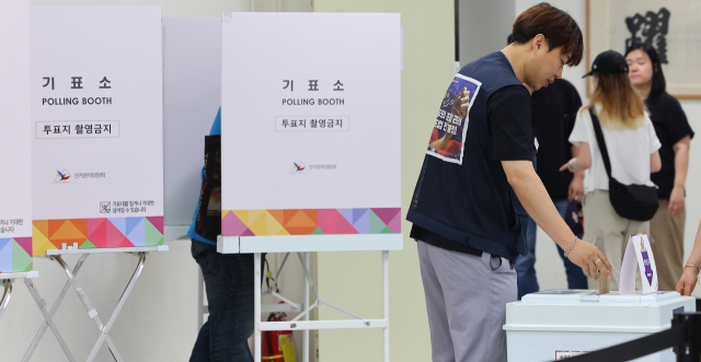 21대 대통령선거 사전투표 이틀째인 30일 인천 부평구청에 마련된 투표소에서 유권자들이 점심시간을 이용해 투표하고 있다. 연합뉴스
