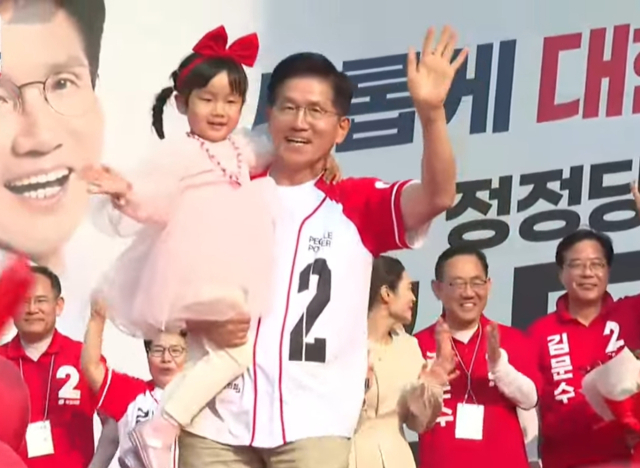 김문수 국민의힘 후보가 31일 울진지역 유세에서 어린이를 안고 지지자들에게 인사하고 있다. 이상원 기자