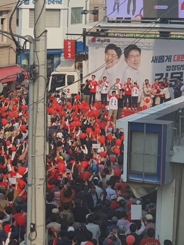 김문수 국민의힘 후보가 울진에서 유세를 벌이고 있다. 이상원 기자