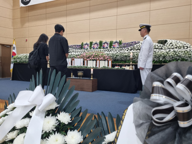 31일 오후 6시쯤 포항시 남구 해군항공사령부 체육관에 마련된 해상초계기 순직 장병 4명의 합동분향소 영정 사진 앞에서 조문객이 애도하고 있다. 배형욱 기자