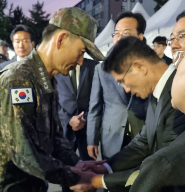 김문수 국민의힘 대통령 후보가 해군 초계기 추락사고 순직장병 합동분향소를 찾아 관계자들과 악수를 나누고 있다. 배형욱 기자
