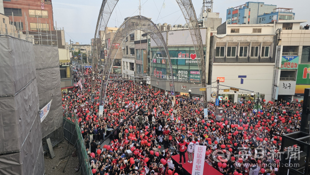 31일 포항 중앙상가를 찾은 김문수 국민의힘 대통령 후보를 보기 위해 수천명의 인파가 북새통을 이루고 있다. 신동우 기자