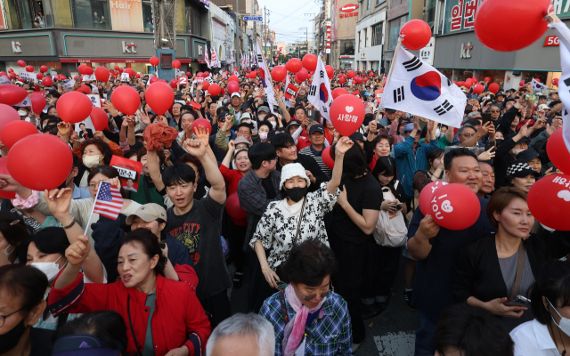 지난달 31일 포항시 북포항우체국 앞 국민의힘 김문수 대선 후보 유세 현장에 모인 유권자들이 김 후보의 연설을 보고 있다. 김영진 기자 kyjmaeil@imaeil.com