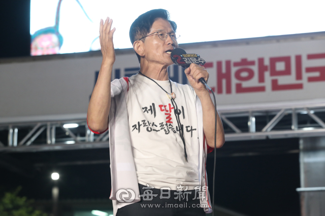 김문수 국민의힘 대선 후보는 31일 밤 경북 경주 대릉원 돌담길에서 유세를 하고 있다. 김진만 기자