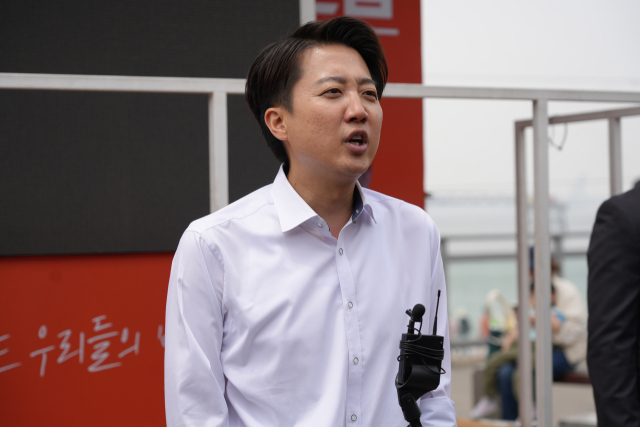 개혁신당 이준석 대선 후보가 31일 인천 중구 월미도에서 취재진 질문에 답하고 있다. 연합뉴스