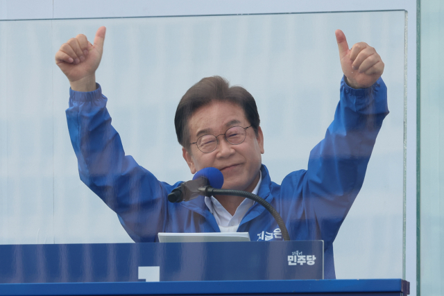 더불어민주당 이재명 대선 후보가 31일 세종특별자치시 나무그늘광장에서 열린 유세에서 시민들에게 지지를 호소하고 있다. 연합뉴스