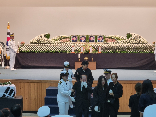 1일 오전 포항시 남구 해군항공사령부 강당에서 해상초계기 추락사고로 숨직한 장병 4명에 대한 영결식이 비통함 속에 진행되고 있다. 배형욱 기자