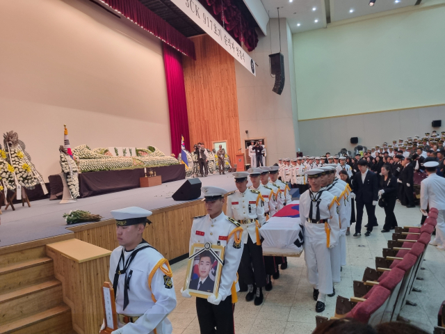 1일 오전 포항시 남구 해군항공사령부 강당에서 해상초계기 추락사고로 숨직한 장병 4명에 대한 영결식이 비통함 속에 진행되고 있다. 배형욱 기자