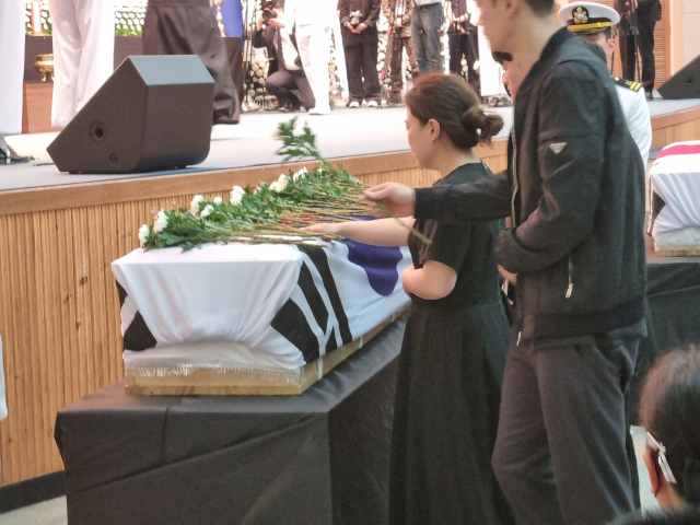 1일 오전 포항시 남구 해군항공사령부 강당에서 해상초계기 추락사고로 숨직한 장병 4명에 대한 영결식이 비통함 속에 진행되고 있다. 배형욱 기자