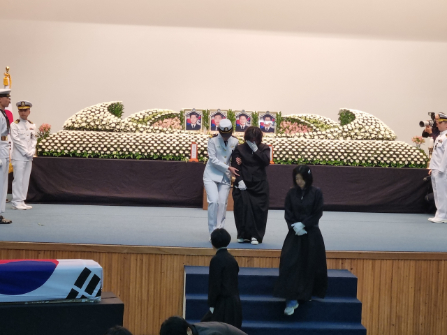 1일 오전 포항시 남구 해군항공사령부 강당에서 해상초계기 추락사고로 숨직한 장병 4명에 대한 영결식이 비통함 속에 진행되고 있다. 배형욱 기자