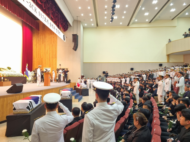 1일 오전 포항시 남구 해군항공사령부 강당에서 해상초계기 추락사고로 숨직한 장병 4명에 대한 영결식이 비통함 속에 진행되고 있다. 배형욱 기자