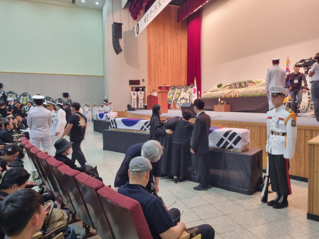 1일 오전 포항시 남구 해군항공사령부 강당에서 해상초계기 추락사고로 숨직한 장병 4명에 대한 영결식이 비통함 속에 진행되고 있다. 배형욱 기자