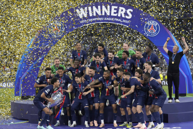 PSG 선수들이 1일 독일 뮌헨의 알리안츠 아레나에서 열린 2024-2025 UEFA UCL 인테르밀란과의 결승전을 승리로 이끈 뒤 우승 트로피를 들며 기쁨을 나누고 있다. 연합뉴스