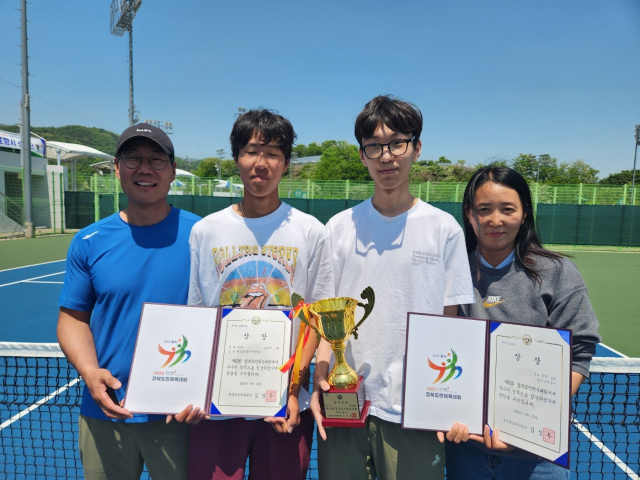 경북도민체전에서 나란히 금메달을 차지한 김일남 씨 가족이 상장과 트로피를 들고 밝은 미소를 짓고 있다. 사진 왼쪽부터 김일남 씨, 건형 군, 건이 군, 최은아씨 (부인). 칠곡군 제공